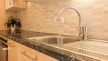 Réfrigérateur, four, plaque de cuisson, lave-vaisselle