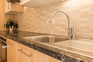 Fridge, oven, stovetop, dishwasher - Holiday Apartment “Eisacktal” with Mountain Views, Wi-Fi, Terrace & Garden (Mühlbach/Spinges)