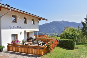 Outdoor dining - Holiday Apartment “Eisacktal” with Mountain Views, Wi-Fi, Terrace & Garden (Mühlbach/Spinges)