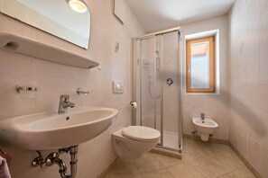 Een douche, een haardroger, handdoeken