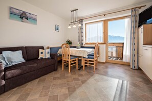 TV - Holiday Apartment “Dolomitenblick” with Mountain Views, Wi-Fi, Terrace & Garden (Mühlbach/Spinges)