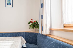 Interior - Holiday Apartment “Dolomitenblick” with Mountain Views, Wi-Fi, Terrace & Garden (Mühlbach/Spinges)