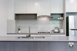 Apartment | Private kitchenette | Full-size fridge, microwave, oven, stovetop - KOZYGURU Waitara 2 Bed APT Train Station (Waitara)