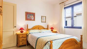 3 slaapkamers, een strijkplank/strijkijzer, gratis wifi, beddengoed