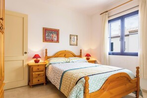 3 chambres, fer et planche à repasser, Wi-Fi gratuit, draps fournis