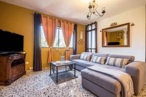 Living area - Holiday Home ‘Finca Alejandrina’ with Sea View, Pool, Garden & Wi-Fi (La Guancha)