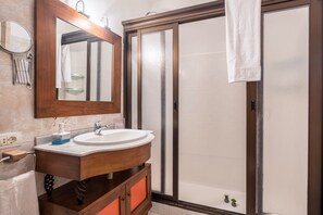 Shower, hair dryer, towels - Holiday Home ‘Finca Alejandrina’ with Sea View, Pool, Garden & Wi-Fi (La Guancha)