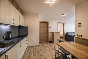 Fridge, microwave, stovetop, dishwasher