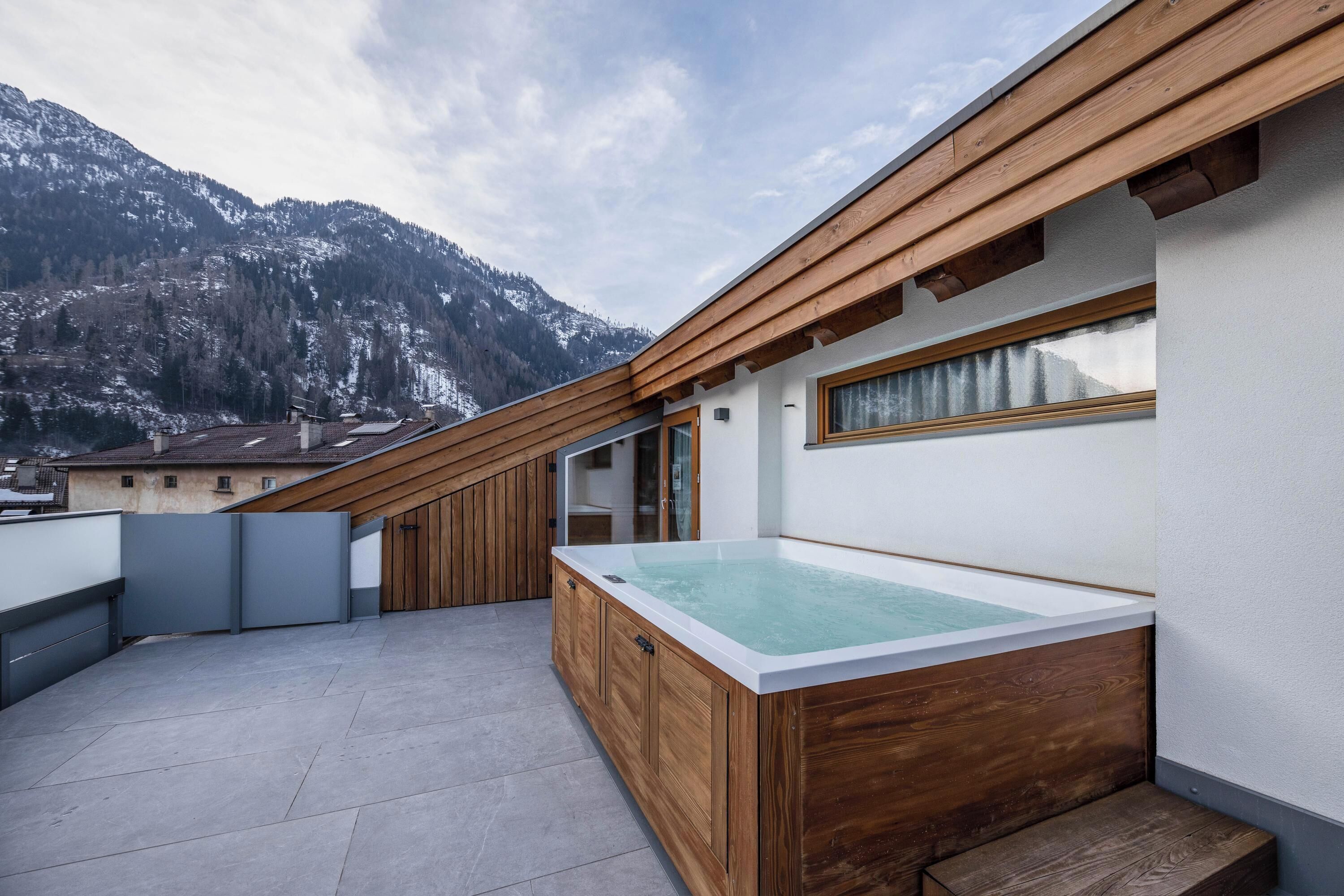 Outdoor spa tub