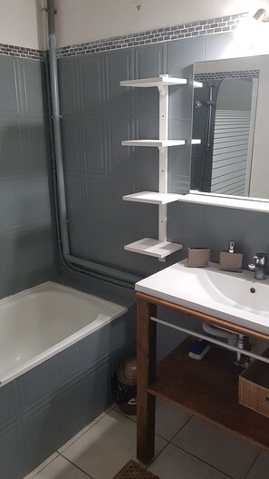 Kombinert dusj/badekar, hårføner og håndklær