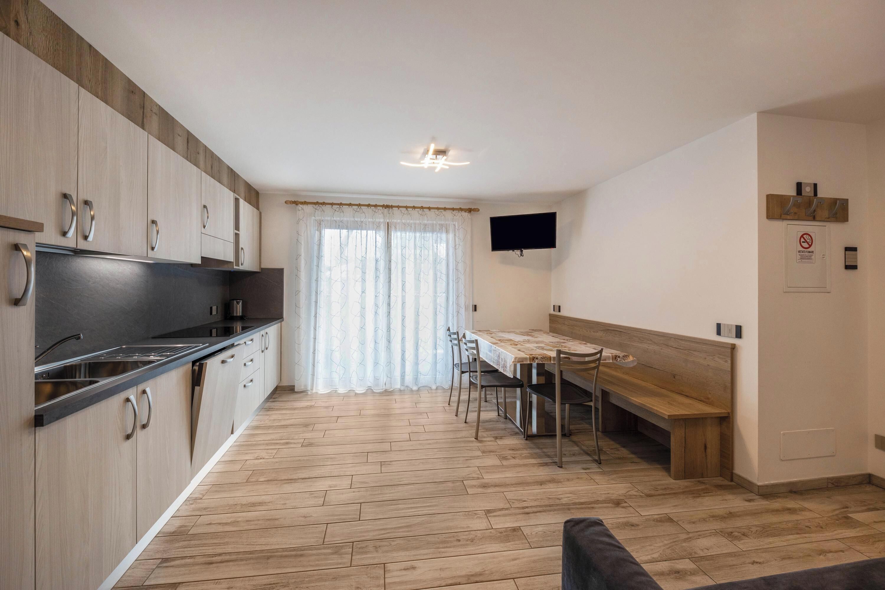 Kühlschrank, Mikrowelle, Herdplatte, Geschirrspüler