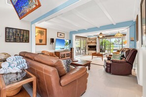 Televisión, chimenea y estéreo 