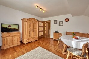 Interior - Comfortable three-room vacation apartment with kitchen and south-facing balcony (Reit im Winkl)