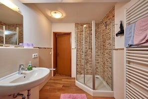 Een douche, een haardroger, handdoeken