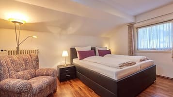 1 habitación, tabla de planchar con plancha y ropa de cama