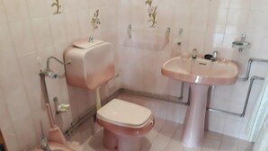 A bathroom with a toilet, sink, and bidet. - Apartment in the centre of Covilha (Covilha)