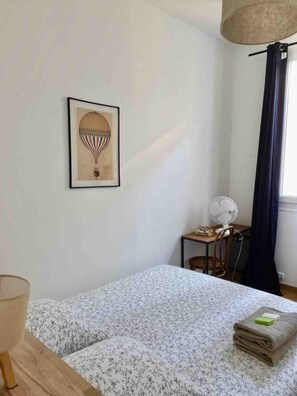 1 habitación, cortinas blackout y tabla de planchar con plancha