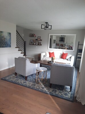 Una televisión, videojuegos, libros