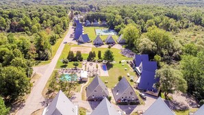 Vista aèria d'una zona residencial amb diverses cases, una piscina i una pista de tennis.