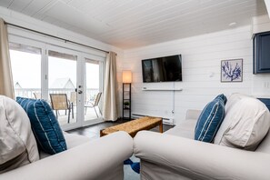 Smart-tv, tv-spel, dvd-spelare och ett bordtennisbord