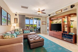 TV, books - 🏖️Ground Floor | Gorgeous View of Mauna Kea | Concierge Included | Nearby Beach (Kamuela)