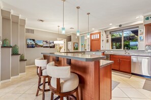 Interior - 🏖️Ground Floor | Gorgeous View of Mauna Kea | Concierge Included | Nearby Beach (Kamuela)