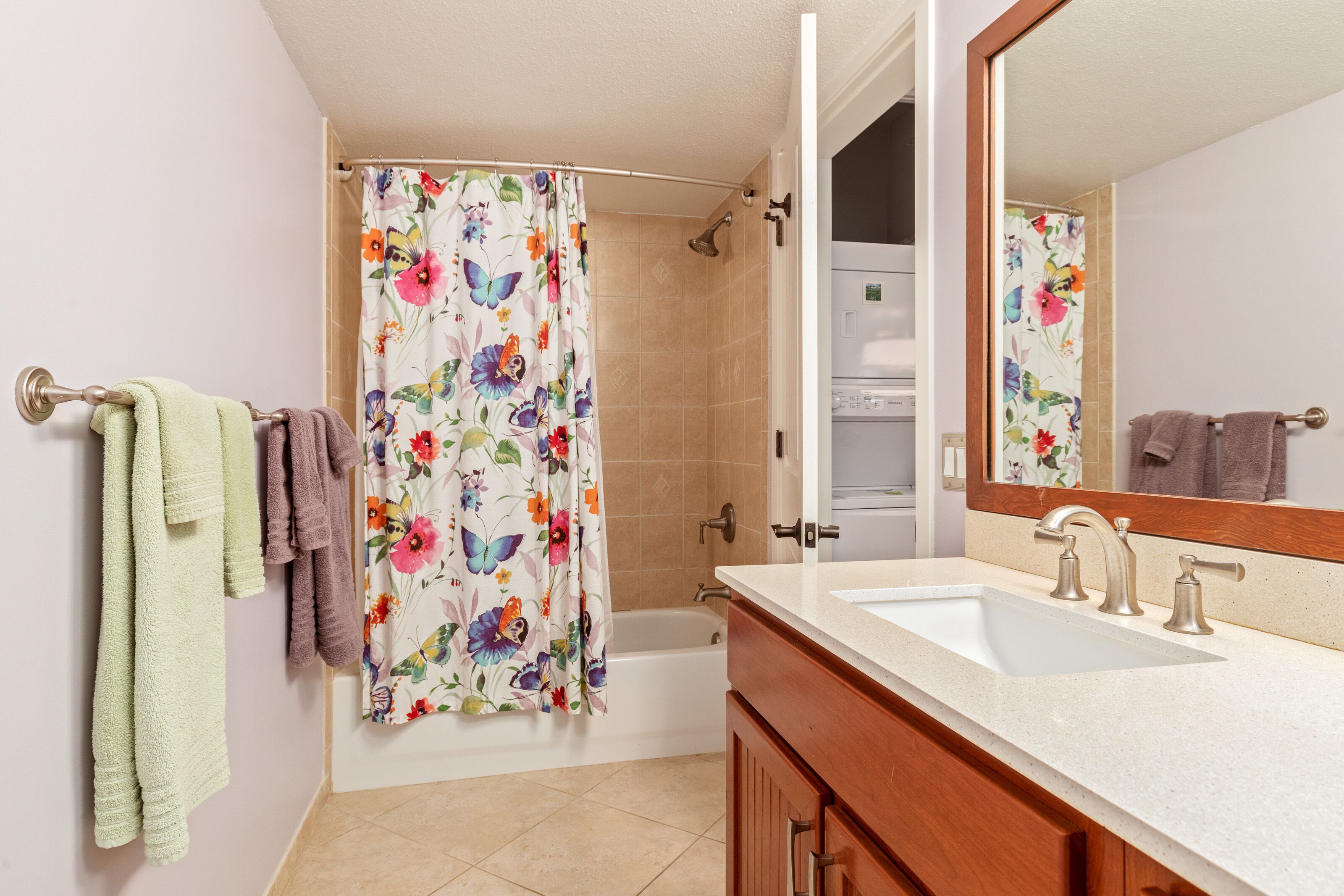 Combined shower/tub, hair dryer, towels