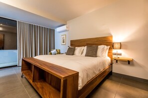 Deluxe-studiolejlighed - 1 kingsize-seng - badekar | Pengeskab på værelset, individuelt design, mørklægningsgardiner