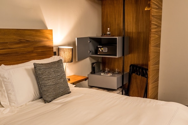 Deluxe Studio, 1 King Bed, Bathtub | Safe