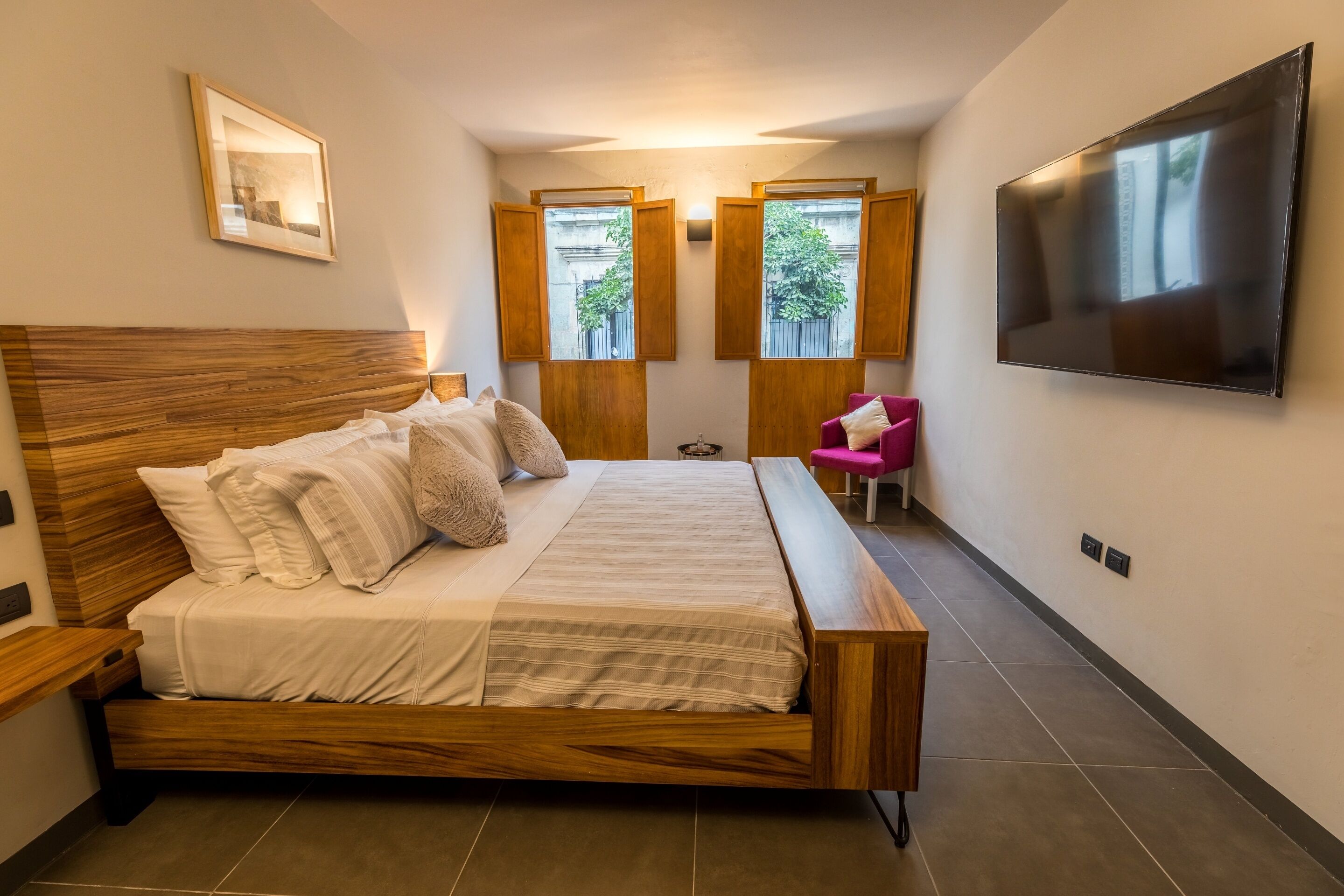 Deluxe-huone, 1 suuri parisänky | Tallelokero huoneessa, yksilöllisesti sisustettu, pimennysverhot