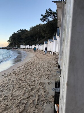 Plage à proximité, chaises longues
