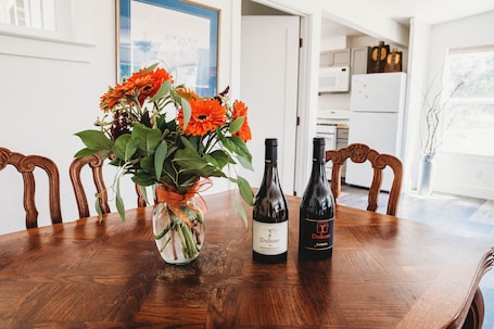 Dining. 'Moe's Cabin' in the heart of Adelaida wine country and epic star gazing