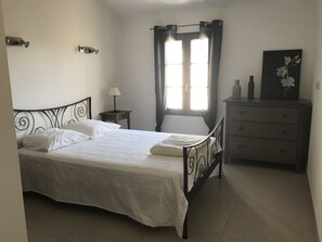 3 bedrooms, free WiFi, bed sheets - HOUSE WITH PATIO & POOL IN THE HEART OF THE RAMPARTS! (Aigues-Mortes)