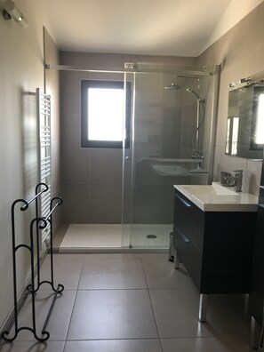 Shower, hair dryer, towels - HOUSE WITH PATIO & POOL IN THE HEART OF THE RAMPARTS! (Aigues-Mortes)