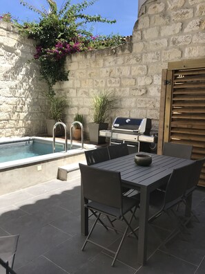 Outdoor dining - HOUSE WITH PATIO & POOL IN THE HEART OF THE RAMPARTS! (Aigues-Mortes)