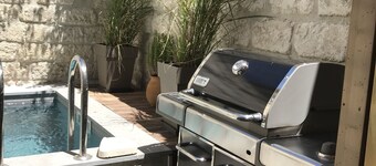 MAISON AVEC PATIO & PISCINE AU CŒUR DES REMPARTS !