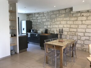 Dining - HOUSE WITH PATIO & POOL IN THE HEART OF THE RAMPARTS! (Aigues-Mortes)