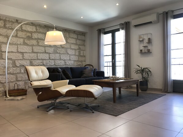 TV - HOUSE WITH PATIO & POOL IN THE HEART OF THE RAMPARTS! (Aigues-Mortes)