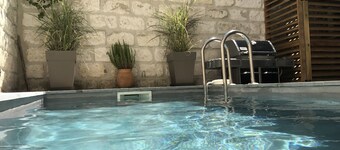 HOUSE WITH PATIO & POOL IN THE HEART OF THE RAMPARTS!