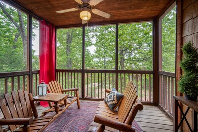 Inviting, Equestrian-Themed Cabin in the Very Heart of Branson!