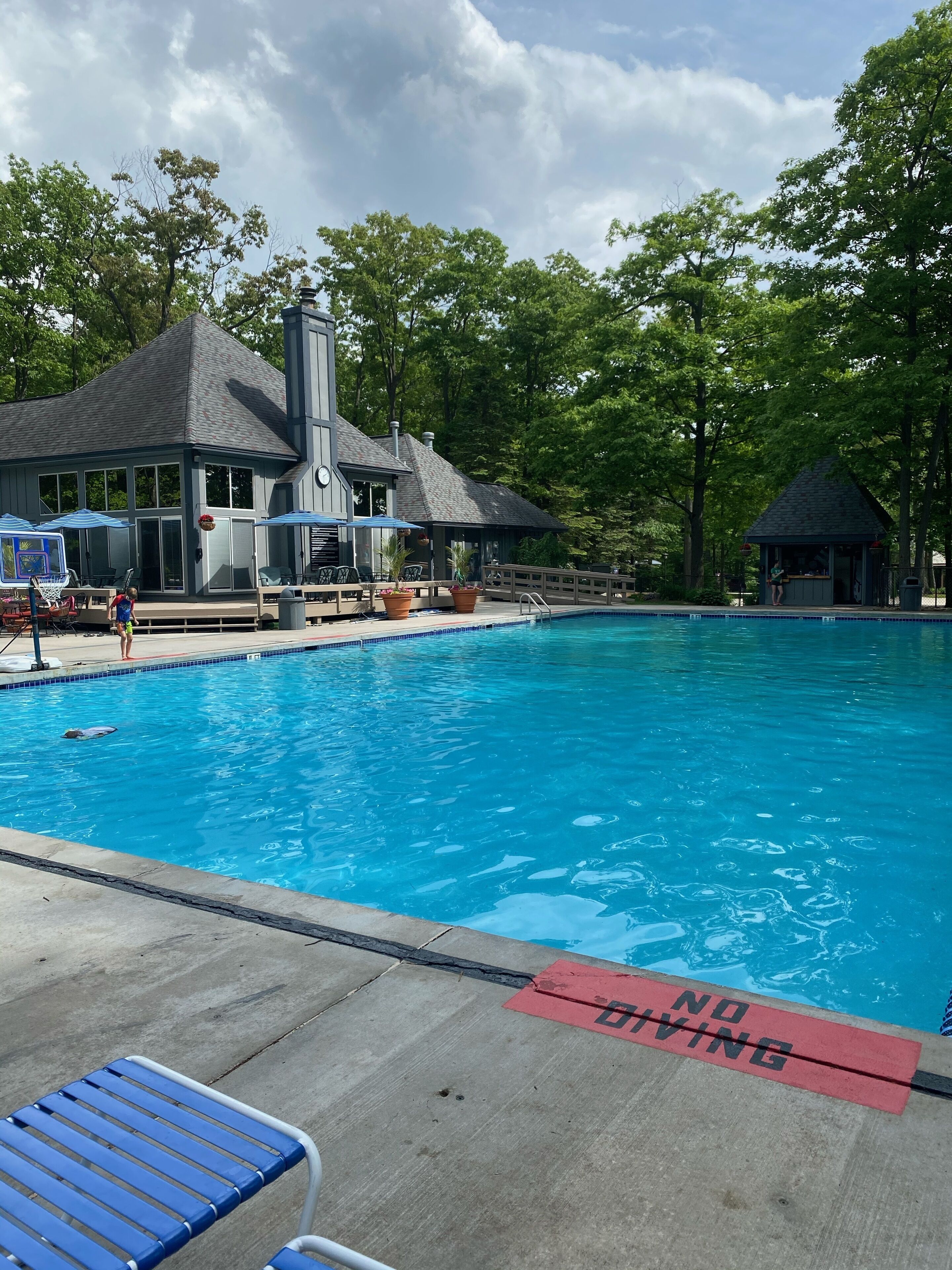 Una piscina al aire libre, una piscina climatizada