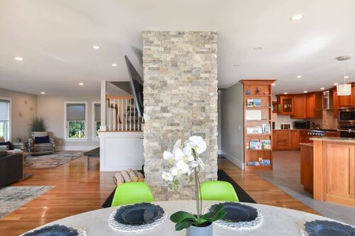 Gorgeous Outdoor areas with Heated Pool & Hot Tub!