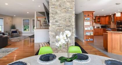 Gorgeous Outdoor areas with Heated Pool & Hot Tub!