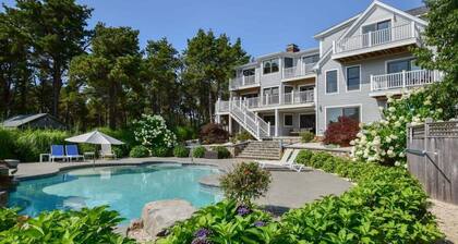 Gorgeous Outdoor areas with Heated Pool & Hot Tub!