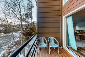 Property grounds - Mountain view ski condo with gas fireplace, pool, & hot tub - washer/dryer access (Silverthorne)