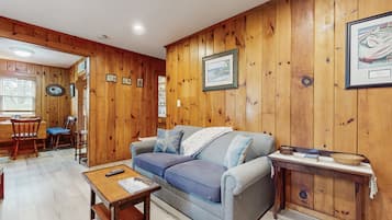 Televisión, reproductor de DVD, libros