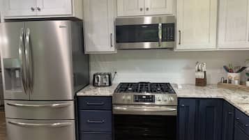 Kylskåp, mikrovågsugn, ugn och spishäll