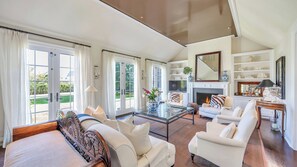 Smart TV, fireplace, stereo