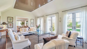 Smart TV, fireplace, stereo