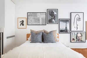 Desk, iron/ironing board, WiFi, bed sheets